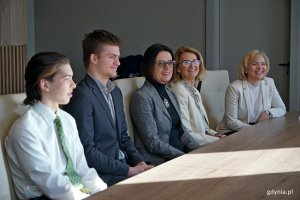 Uczniowie, kt&oacute;rzy uczestniczyli w rejsie z okazji stulecia miasta na &bdquo;Pogorii&rdquo;, wraz z opiekunami podczas spotkania w Urzędzie Miasta Gdyni