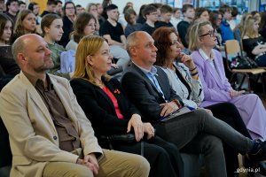 Od lewej: Ireneusz Trojanowicz &ndash; wiceprzewodniczący Rady Miasta Gdyni, wiceprezydentka Gdyni Oktawia Gorzeńska, Marek Prusak &ndash; dyrektor VII LO w Gdyni, reprezentantka Pomorskiego Kuratorium Oświaty oraz radna miasta Agnieszka Tokarska podczas kongresu &bdquo;Zdrowe Głowy&rdquo;