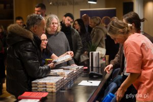 Podczas wydarzenia, chętni mogli kupić książkę z podpisem autora