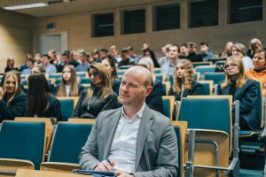 Wiceprezydent Bartoszewicz na widowni podczas konferencji