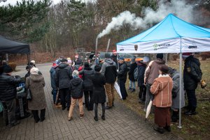 Dobrą metodę palenia w piecach prezentują w terenie strażnicy miejscy z Ekopatrolu, fot. Dawid Linkowski