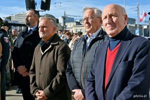 Uczestnicy obchod&oacute;w z okazji 87. rocznicy pierwszych wysiedleń Gdynian. Wśr&oacute;d nich m.in. były prezydent Gdyni Wojciech Szczurek
