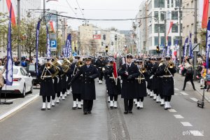 Orkiestra Reprezentacyjna Marynarki Wojennej na czele parady z okazji Narodowego Święta Niepodległości. Żołnierze idą środkiem ul. Świętojańskiej // fot. Karol Stańczak