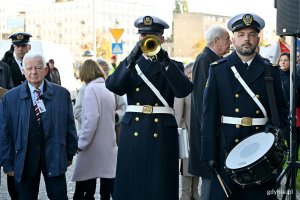 Trębacz i werblista w okolicy tablicy pamiątkowej, kt&oacute;ra znajduje się na fasadzie Dworca PKP Gdynia Gł&oacute;wna, podczas uroczystości z okazji 87. rocznicy pierwszych wysiedleń Gdynian 