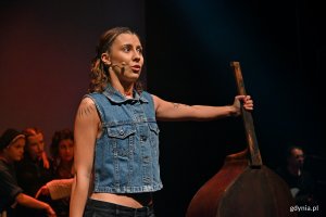 Karolina Trojnacka, studentka IV roku Studium Wokalno-Aktorskiego im. Danuty Baduszkowej w Gdyni, podczas próby medialnej do spektaklu „Wanożnicë” w Teatrze Muzycznym