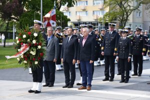 Delegacja gdyńskich władz: wiceprzewodniczący Rady Miasta Andrzej Bień oraz radni Zenon Roda i Krzysztof Chachulski złozyli wieniec pod pomnikiem Polski Morskiej // fot. Magdalena Czernek