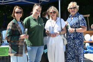 Gdyńskie radne Larysa Kramin, Monika Strzałkowska i Teresa Bysewska z przedstawicielką Międzynarodowej Fundacji Kulturalno-Edukacyjnej Ambers podczas Gdyńskiego Pikniku Pozarządowego 