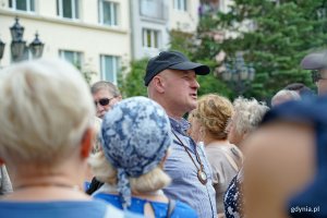 Przewodnik Jarosław Kaczmarczyk podczas spaceru architektonicznego szlakiem modernizmu