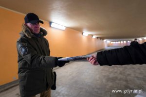 Mieszkaniec Gdyni otrzymuje kolekcjonerski numer "Dziennika Bałtyckiego" w przejściu podziemnym przy stacji SKM Wzg&oacute;rze Świętego Maksymiliana