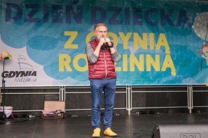 Wojcech Szczurek podczas Wielkiego Festynu Rodzinnego z okazji Dnia Dziecka