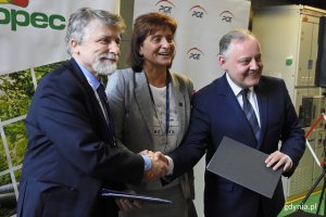  Od lewej: Janusz Różalski, prezes Zarządu OPEC, Elżbieta Kowalewska, dyrektor PGE Energia Ciepła Oddział Wybrzeże oraz Wojciech Dąbrowski, prezes Zarządu PGE Energia Ciepła, fot. Jan Ziarnicki