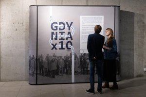 Oglądający wystawę &bdquo;Gdynia x 10&rdquo; w Galerii Gdyńskiego Centrum Filmowego 