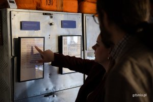 Kobieta wskazuje palcem na szafkę