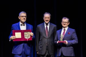 Od lewej stoją: dyrektor naczelny UCK Jakub Kraszewski, marszałek wojew&oacute;dztwa pomorskiego Mieczysław Struk i prof. Michał Markuszewski, rektor Gdańskiego Uniwersytetu Medycznego