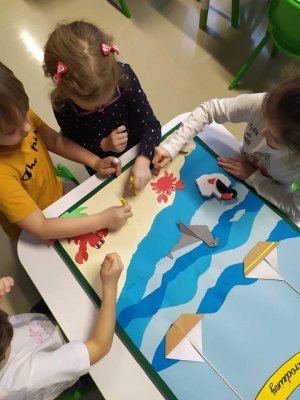Dzieci pracują nad kartką dla Gdyni