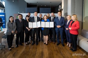 Zdjęcie grupowe delegacji z Kaohsiung i Gdyni z podpisanymi umowami
