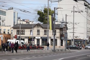 Na ulicy Świętojańskiej zawisły flagi w kaszubskich barwach i z motywem kaszubskiego haftu z okazji Dnia Jedności Kaszub&oacute;w 