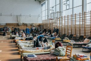 Łóżka na sali gimnastycznej w ZSP nr 3 // fot. Filip Śmigielski