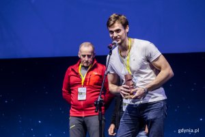 Bartłomiej Pitala otrzymuje wyróżnienie w kategorii: Eksploracja jaskiń (fot. Karol Stańczak)