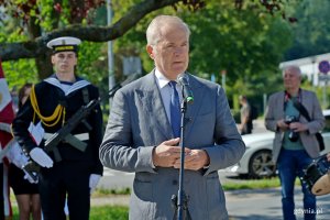 Senator Sławomir Rybicki przemawiający podczas uroczystości upamiętniających 81. rocznicę wybuchu powstania warszawskiego