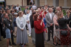 Grupa os&oacute;b w eleganckich strojach