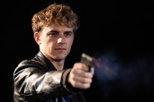 Bartłomiej Deklewa w nowym spektaklu Teatru Gdynia Główna pt. „Kto zabił w Konitzville” 