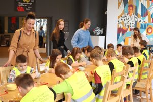 Projekt &bdquo;Wyjście z klasą&rdquo; w Muzeum Miasta Gdyni, za zdjęciu uczniowie z SP 52 podczas warsztat&oacute;w zdobienia piernik&oacute;w (fot. Katarzyna Balcerzak)