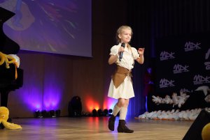 śpiewająca dziewczynka na scenie