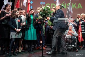 Prezydent Gdyni Wojciech Szczurek wręcza kwiaty prezydent Gdańska Aleksandrze Dulkiewicz // fot. Dawid Linkowski