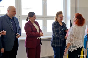 Od prawej: dr Bożena Ugowska &ndash; prezes zarządu gł&oacute;wnego Zrzeszenia Kaszubsko-Pomorskiego, prezydent Gdyni Aleksandra Kosiorek i Andrzej Busler - wiceprezes gdyńskiego oddziału Zrzeszenia Kaszubsko-Pomorskiego wręczający legitymację jednej z nowych członkiń ZKP Gdynia