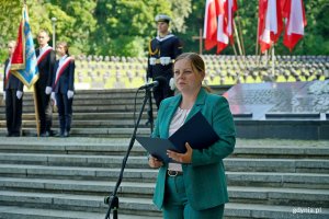 Prezydent Gdyni Aleksandra Kosiorek przemawiająca podczas obchodów 86. rocznicy wybuchu II wojny światowej, które odbyły się na Cmentarzu Wojennym w Gdyni 