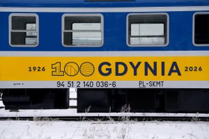 Wagon jubileuszowego pociągu z logo stulecia Gdyni 