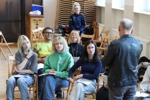 Próby do spektaklu „Sekret", na zdjęciu: młodzież z II i V LO w Gdyni, Robert Henning, Katarzyna Kurdej-Mania i Grzegorz Jach (fot. Katarzyna Balcerzak)
