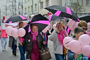 Uczestniczki Marszu R&oacute;żowej Wstążki na ul. Świętojańskiej 