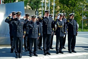 Przedstawiciele dowództwa Marynarki Wojennej RP podczas uroczystości upamiętniających 81. rocznicę wybuchu powstania warszawskiego 