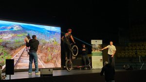 Podczas finału akcji w Polsat Plus Arenie nie zabrakło również rowerowego show w wykonaniu Jonasza Pakulskiego (fot. materiały prasowe)