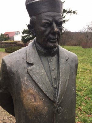 Usunięto już swastykę z pomnika ks. Zawackiego, fot. materiały prasowe 