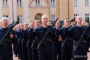 Podchorążowie Akademii Marynarki Wojennej składający przysięgę wojskową 