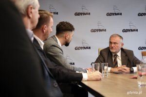 Spotkanie prezydenta Gdyni Wojciecha Szczurka z prezesem zarządu Arki Gdynia SA Michałem Kołakowskim oraz przedstawicielami żółto-niebieskich środowisk / fot. Paweł Marszałkowski