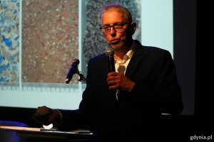 Dr Robert Hirsch, miejski konserwator zabytków podczas swojej prelekcji w Konsulacie Kultury