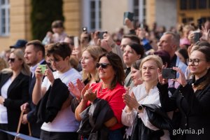 Uczestnicy przysięgi wojskowej podchorążych Akademii Marynarki Wojennej zgromadzeni na placu apelowym uczelni 