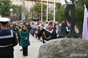 Aleksandra Kosiorek, prezydent Gdyni złożyła kwiaty przed pomnikiem Armii Krajowej (fot. Magdalena Starnawska)
