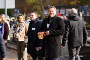 Od prawej: Tadeusz Szemiot - przewodniczący Rady Miasta Gdyni, Maciej Wojnicki - radny dzielnicy Witomino i radna miasta Larysa Kramin podczas kwesty na rzecz gdyńskiego hospicjum