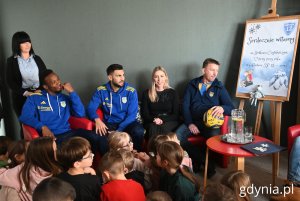 Spotkanie czytelnicze w Szkole Podstawowej nr 13. Na zdjęciu (od lewej):  piłkarze Arki Gdynia Alassane Sidibe i Marc Navarro Ceciliano, radna Gdyni Anna Salomon, przewodniczący Rady Nadzorczej Arki Gdynia Marcin Gruchała (fot. Magdalena Starnawska)