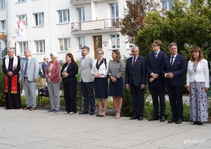 Na zdjęciu od lewej m.in.: ks. prałat dr Sławomir Decowski, radna Joanna Zielińska, prezydent Aleksandra Kosiorek, radny Dominik Aziewicz, radna Agnieszka Tokarska, radna Monika Strzałkowska, Krzysztof Dośla, poseł Michał Kowalski i Małgorzata Zwiercan