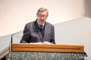 Częścią oficjalnych obchodów 95. urodzin Gdyni była niedzielna msza święta z honorową asystą wojskową. Na zdjęciu Zenon Roda, radny miasta // fot. Karol Stańczak