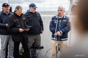 Uroczyste odsłonięcie tablicy Bohdana Sienkiewicza w alei Żeglarstwa Polskiego z okazji 60-lecia Pomorskiego Związku Żeglarskiego – przemówienie Bogusława Witkowskiego (fot. Kamil Złoch)