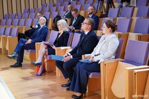 Prezydent Gdyni Aleksandra Kosiorek, Damian Mucha, prezes Regionalnej Izby Gospodarczej Pomorza i Emil Rojek, wicewojewoda pomorski na widowni podczas PCHET