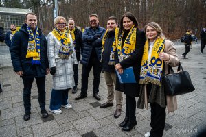 Radni Rady Miasta Gdyni, od prawej m.in. Monika Strzałkowska, Mariola Śrubarczyk-Cichowska, Maciej Zielonka, Teresa Bysewska, Norbert Anisowicz. Symboliczne odsłonięcie tablicy z nazwą placu Janusza Kupcewicza przy Stadionie Miejskim w Gdyni (fot. Kamil Złoch)