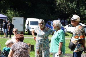Uczestnicy pikniku dla senior&oacute;w na Polance Redłowskiej